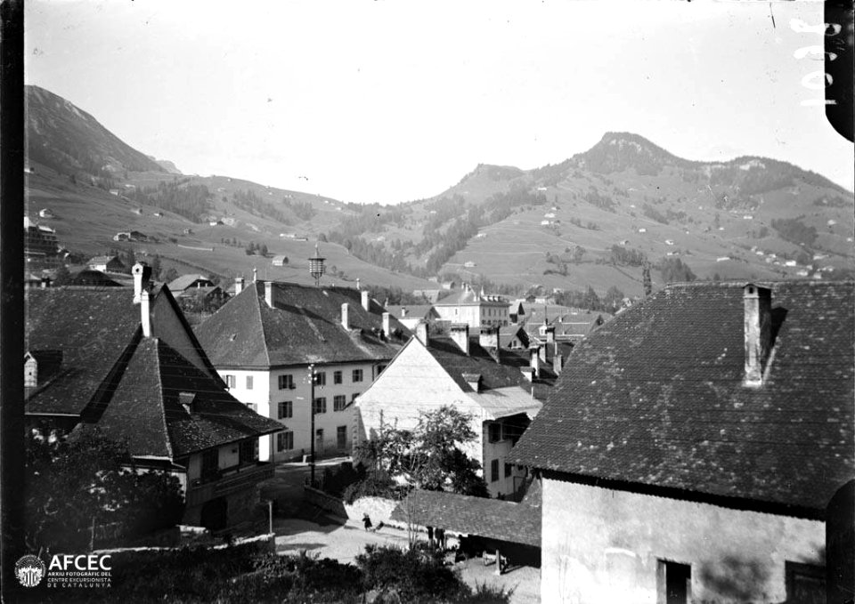 Poble de Château-d’Oex voltat de turons