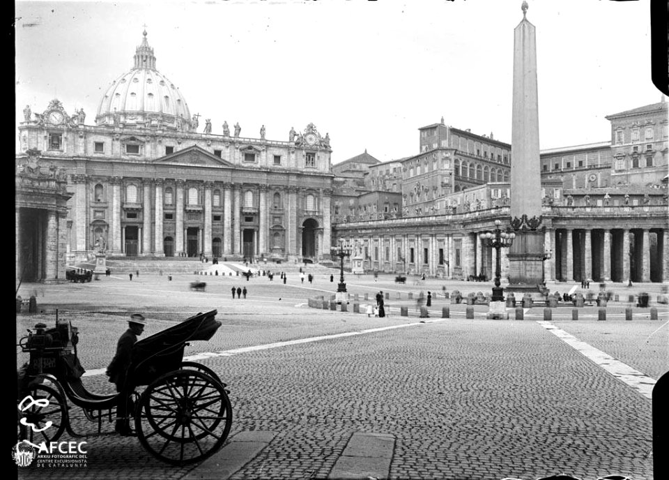 Plaça de Sant Pere del Vaticà amb un carro i un home en primer terme