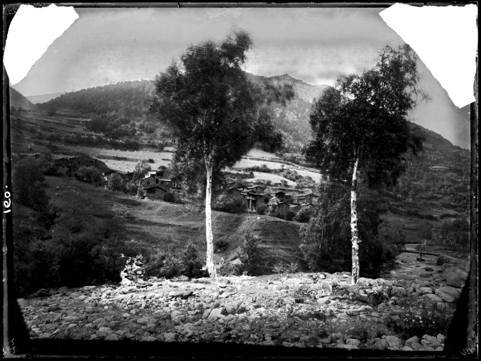 Poble de Llors vist des de la riba esquerra del riu Valira del Nord
