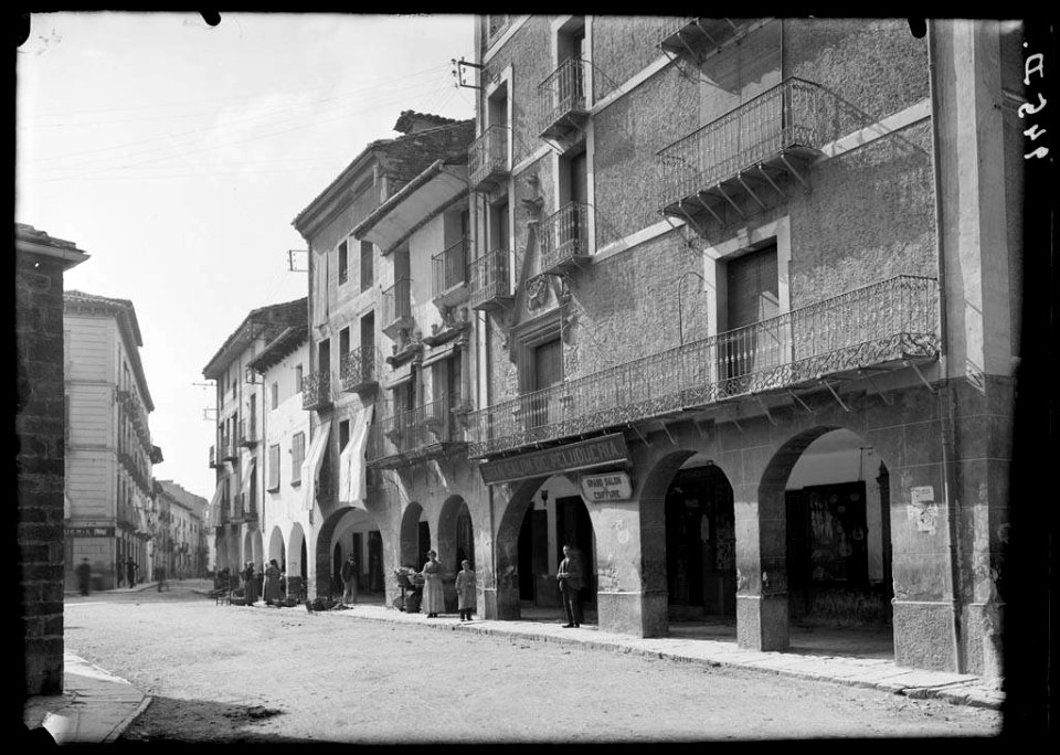 Plaça del Mercat amb gent i façana de la casa Díaz (AFCEC SOLER D 0945)
