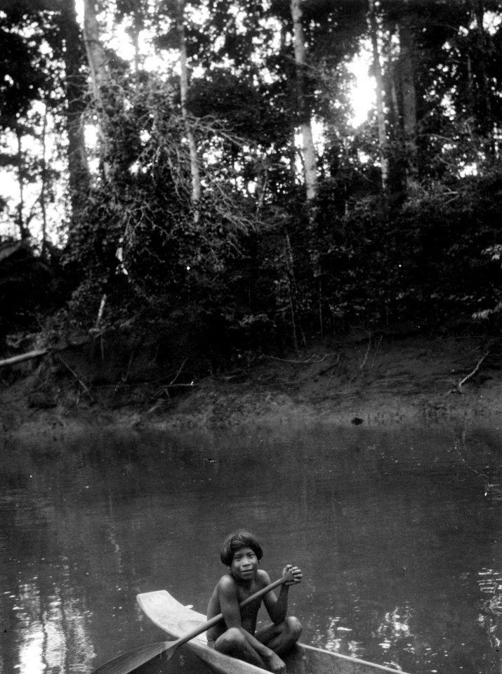 Pojke i kanot. Nedre Rio Sambú, Darién, Panamá. Darién, Sambú River. Panama - SMVK - 004334