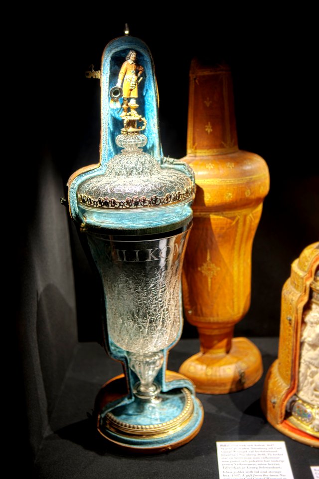 Pokal från 1647 gjord av glas och silver med förvarings fodral till höger - Skoklosters slott - 93665