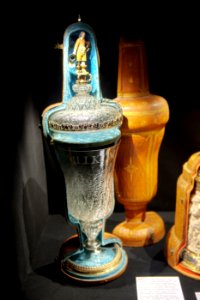 Pokal från 1647 gjord av glas och silver med förvarings fodral till höger - Skoklosters slott - 93665