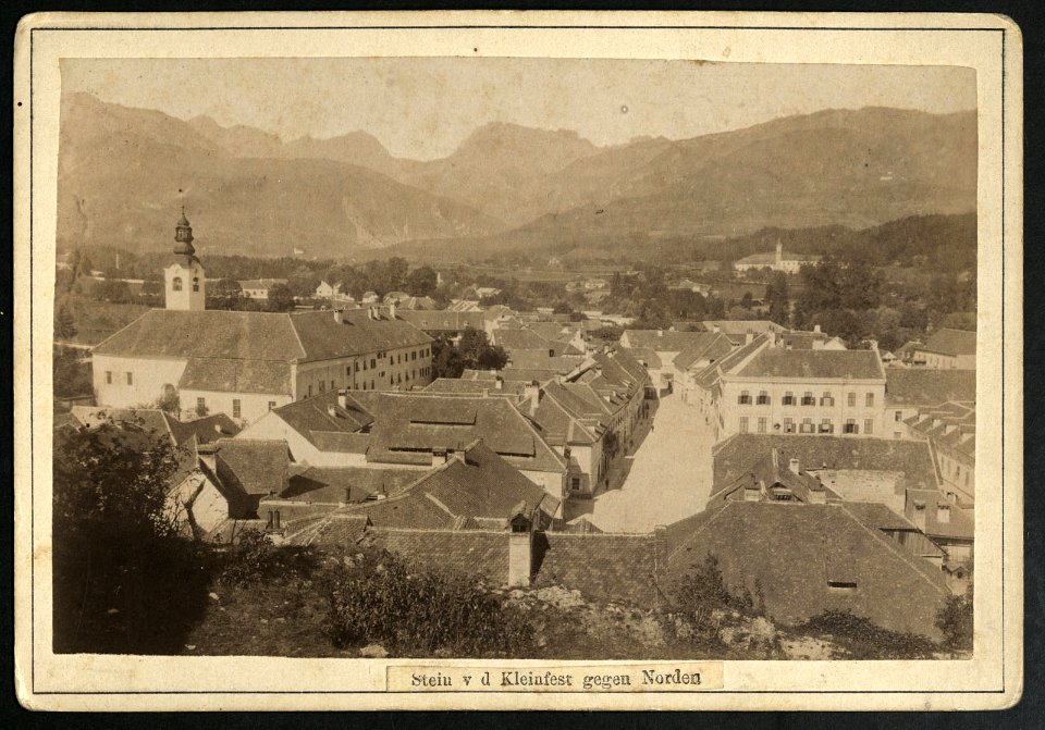 Pogleda na mesto Kamnik izpred stolpa na Malem gradu konec 19. stoletja