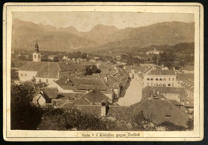 Pogleda na mesto Kamnik izpred stolpa na Malem gradu konec 19. stoletja