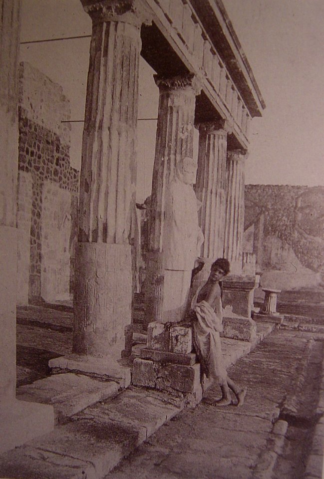 Plüschow, Wilhelm von (1852-1930) - n. 8862 - Pompei - Edoardo nel Foro - da - Ein Photograph aus Mecklenburg in Italien, NWM, 1995 p. 47