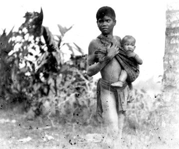 Pojke med ett litet barn i sin abe. Sulawesi. Indonesien - SMVK - 010787