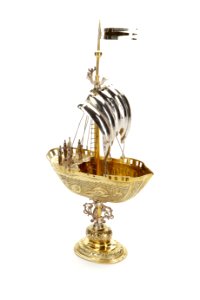 Pokal av silver i form av ett skepp med tretungad korsflagga, till större delen av förgyllt silver - Skoklosters slott - 91936