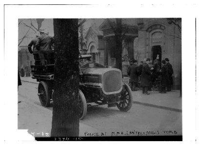 Police at Mme. Lanthelme's tomb LCCN2014690202