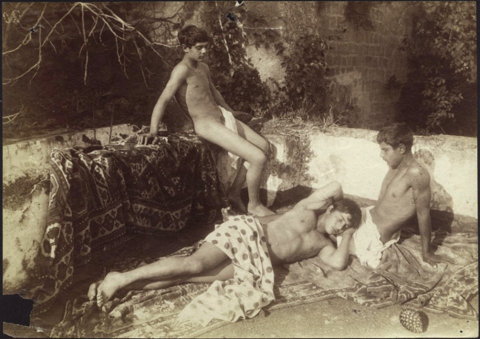 Pluschow, Wilhelm von (1852-1930) - Napoli - Tre nudi maschili drappeggiati (collezione Bertarelli Milano)