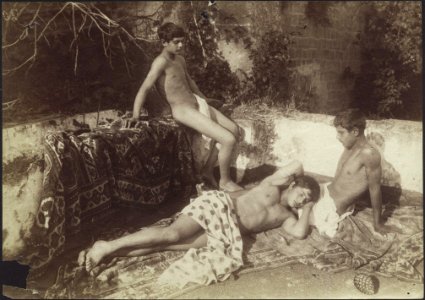 Pluschow, Wilhelm von (1852-1930) - Napoli - Tre nudi maschili drappeggiati (collezione Bertarelli Milano)
