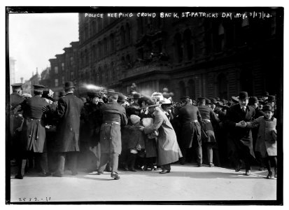 Police keeping crowd back, St. Pat. Day, 1913 LCCN2014691126