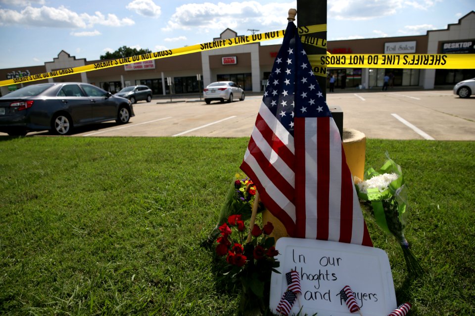 Police tape and a makeshift memorial frame the scene after a shooting at an Armed Forces Career Center in Chattanooga, Tenn. (19768774982)