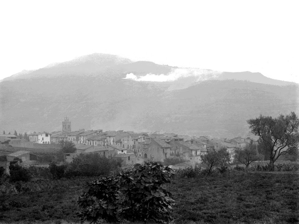 Poble d'Organyà vist des del camí de Montamisell amb muntanyes i boira al fons (Restored)