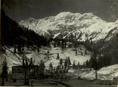 Plöckenwirtshaus 1209m. Hintergrund von links nach rechts, Gamskofl 2530, Mooskofl 2516, Kote 2259-2247m und Hinterjoch 1879m. (BildID 15465292)