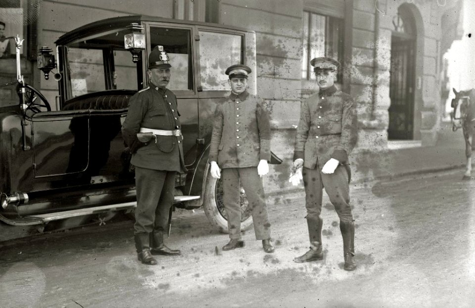 Policía municipal junto a dos chóferes (1 de 1) - Fondo Car-Kutxa Fototeka