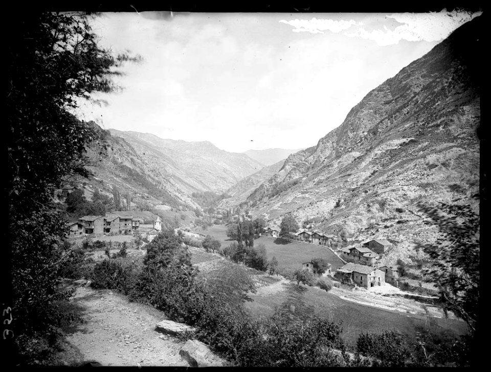 Poble de Sant Joan Fumat vist des del camí de la parròquia