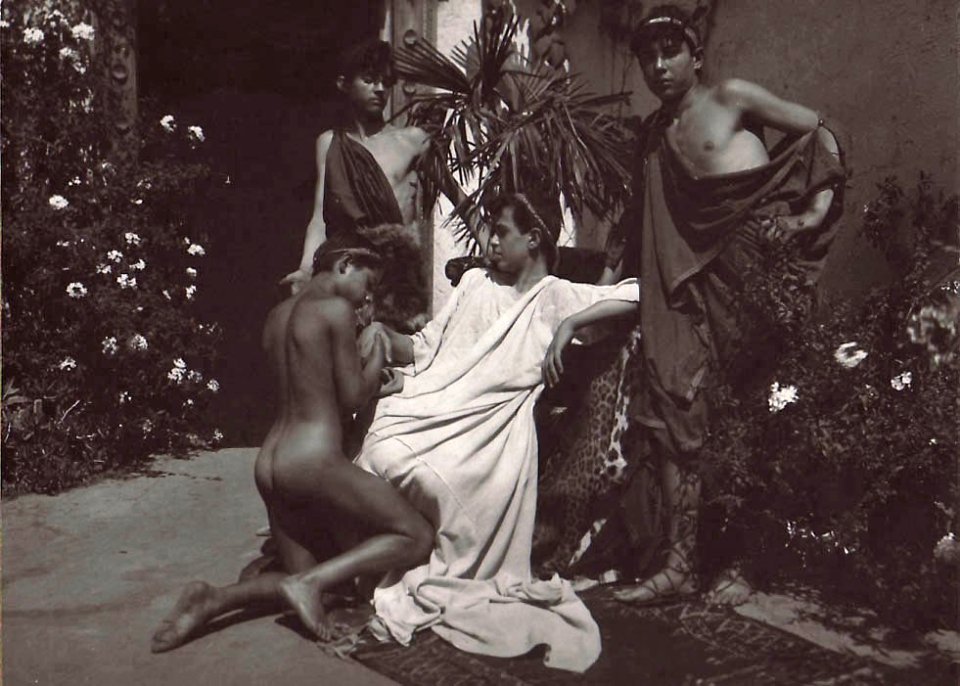 Plüschow, Wilhelm von (1852-1930) - n. 10828 recto - Pipo à gauche dans le fond, son frère assis - ex Texbraun Collection, Galerie David Guiraud, Paris