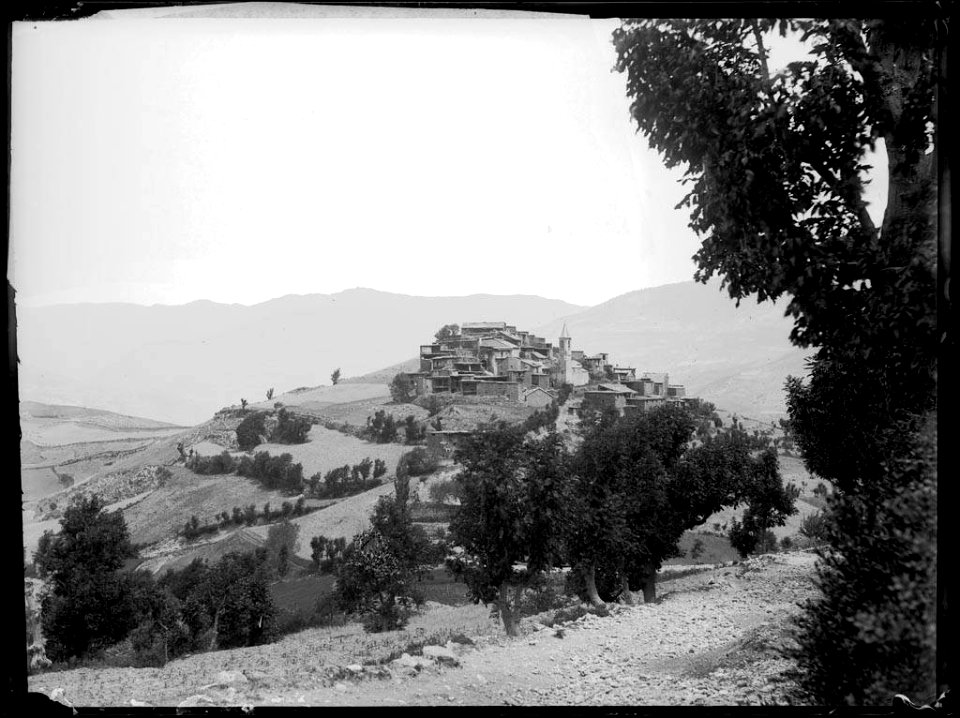 Poble de Tornafort vist des del camí de Tahús