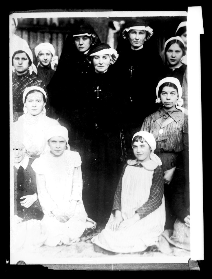 Polish nuns & children LCCN2016852041