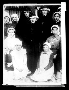 Polish nuns & children LCCN2016852041