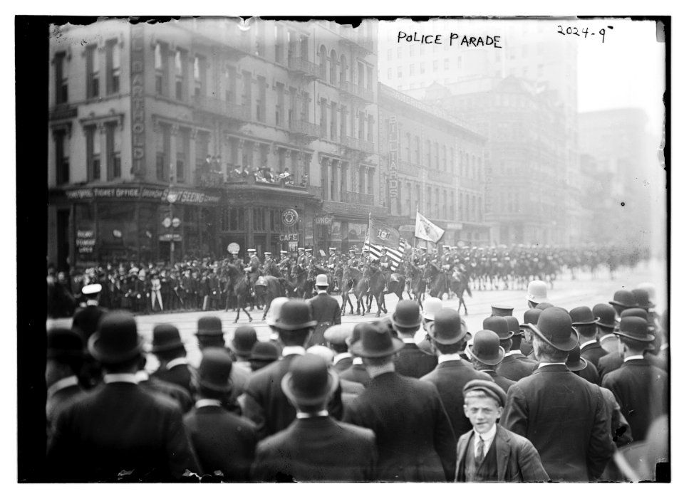 Police Parade LCCN2014688108