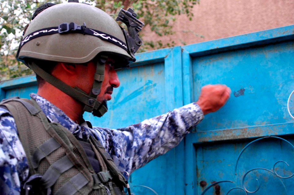 Police, Soldiers Visit Iraqi Civilians DVIDS116058