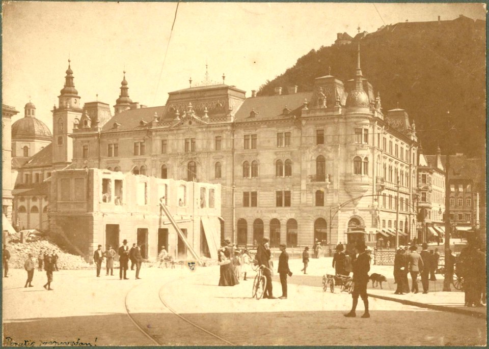 Podiranje gostilne Pri Bučarju na Marijinem trgu v Ljubljani 1905