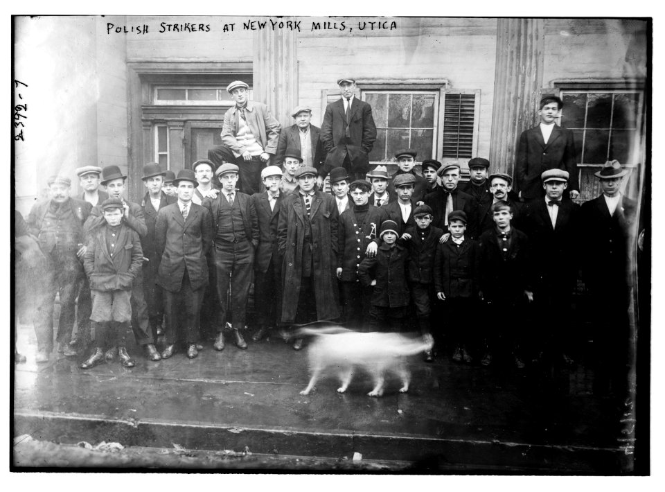 Polish strikers at New York Mills, Utica LCCN2014690345