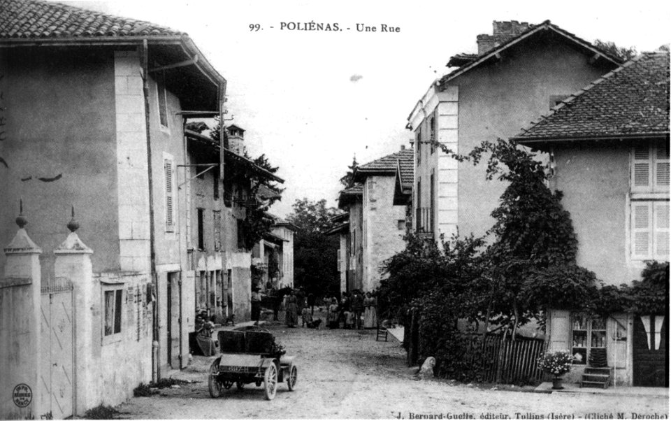 Poliénas, une rue, 1912, p161 de L'Isère les 533 communes - J Bernard-Guelle éditeur à Tullins, cliché M Deroche