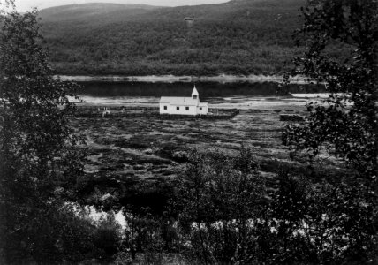 Polmak kirke 454, Tana, Finnmark, oppført 1858, med omkringliggende landskap, ca 1900 - Norsk folkemuseum - NF.05063-017