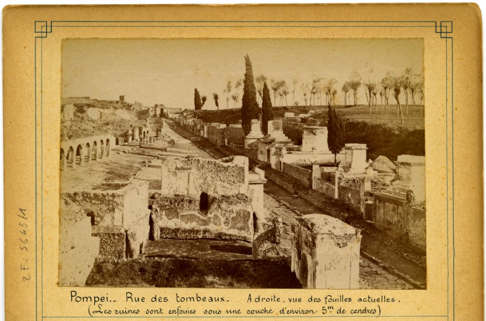 Pompei. Rue des tombeaux. A droite vue des fouilles actuelles (les ruines sont enfouies sous une couche de 5m de cendres). - FRAC31555 2Fi5644 1