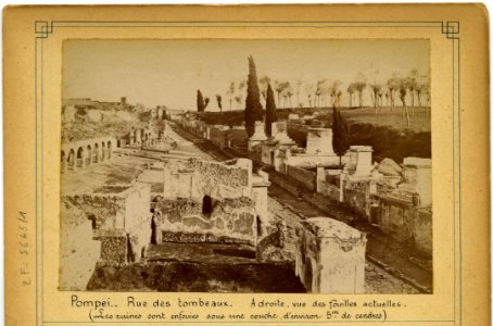 Pompei. Rue des tombeaux. A droite vue des fouilles actuelles (les ruines sont enfouies sous une couche de 5m de cendres). - FRAC31555 2Fi5644 1