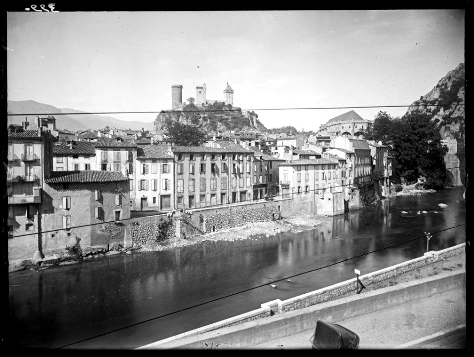 Poble de Foix amb el castell al fons