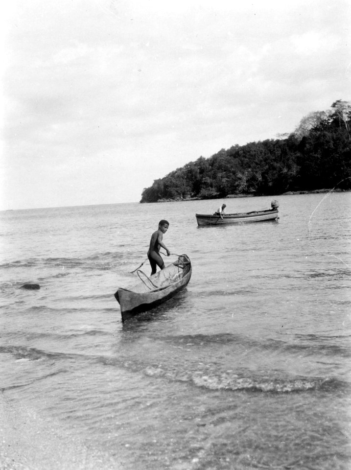 Pojke i kanot samt expeditionens motorbåt. Pearl Islands. Panama - SMVK - 004140