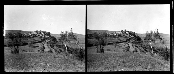 Poble de Talarn elevat en un turó i rodejat de muntanyes