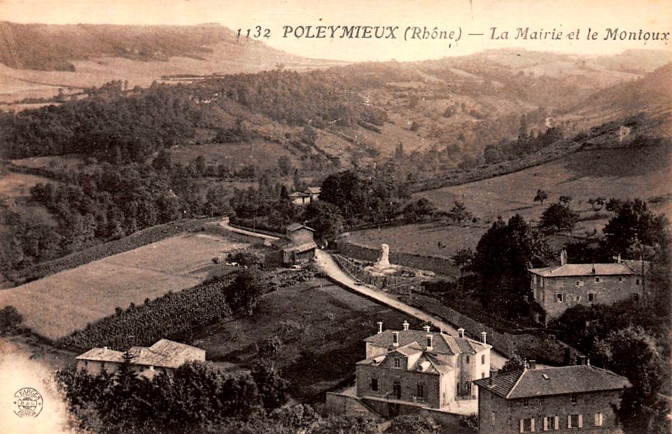 Poleymieux (Rhône) - Mairie et le Montoux 1