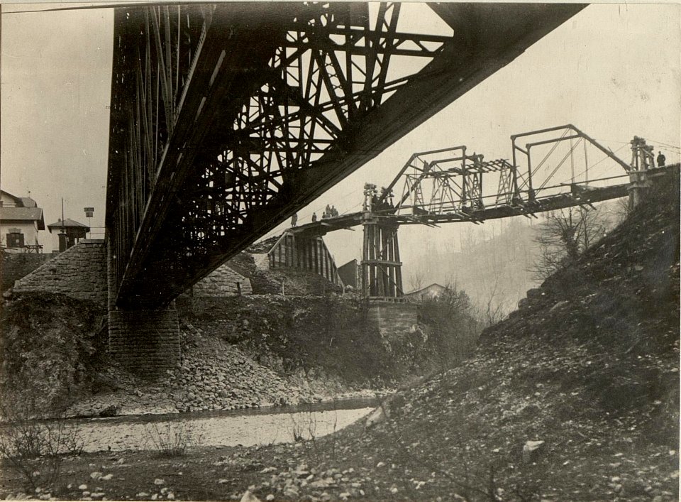 Podmeletzer Brücke, Aufmontierung des Mittelträgers auf einer Seilbrücke. (BildID 15470160)
