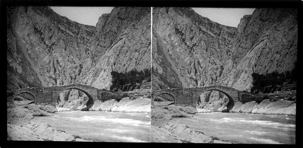 Pont de pedra , congost i la Noguera Ribagorçana