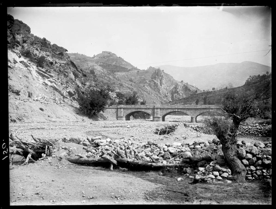 Pont de pedra sobre el riu Roig a la vall de Tost