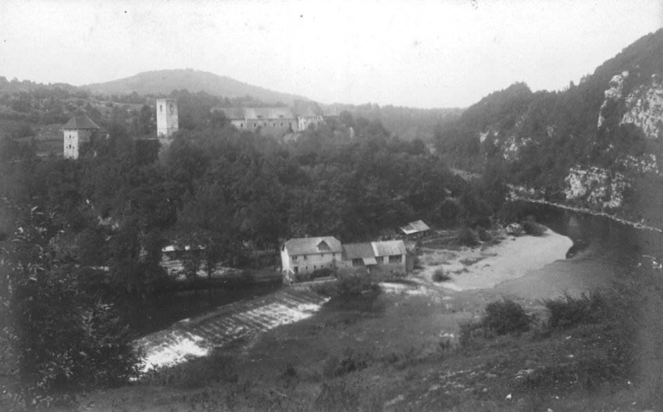 Pogled na grad Pobrežje in grajski mlin