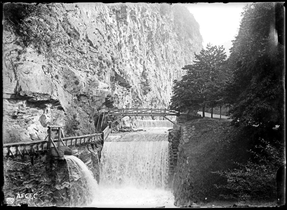 Pont i cascada a les gorges de Tamina