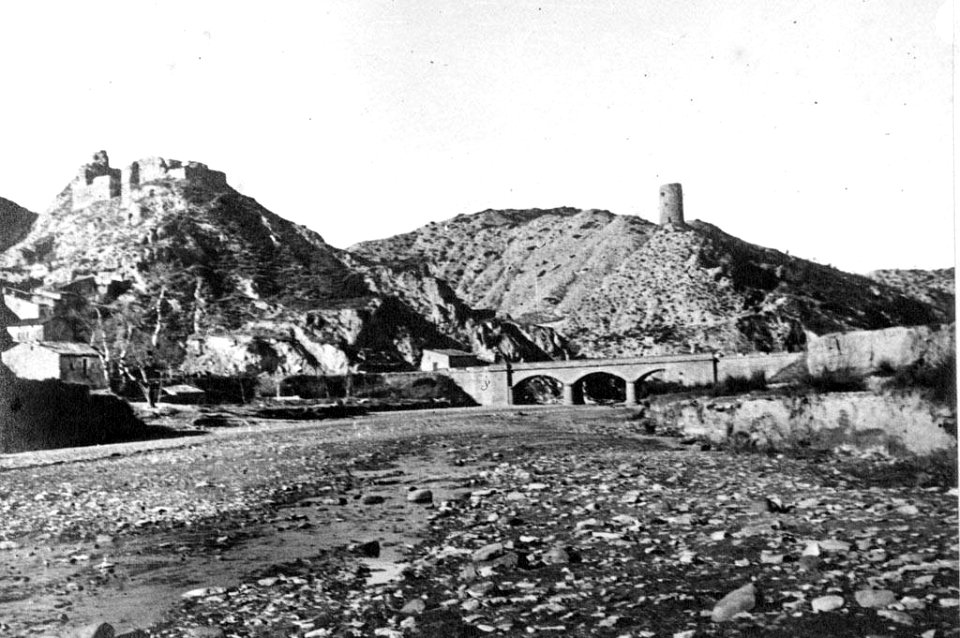 Pont, part del poble, torre i restes d'un castell a Castellfollit de Riubregós