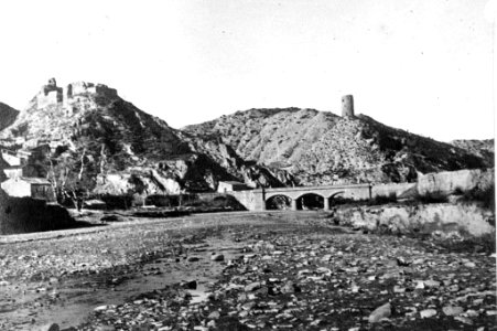 Pont, part del poble, torre i restes d'un castell a Castellfollit de Riubregós