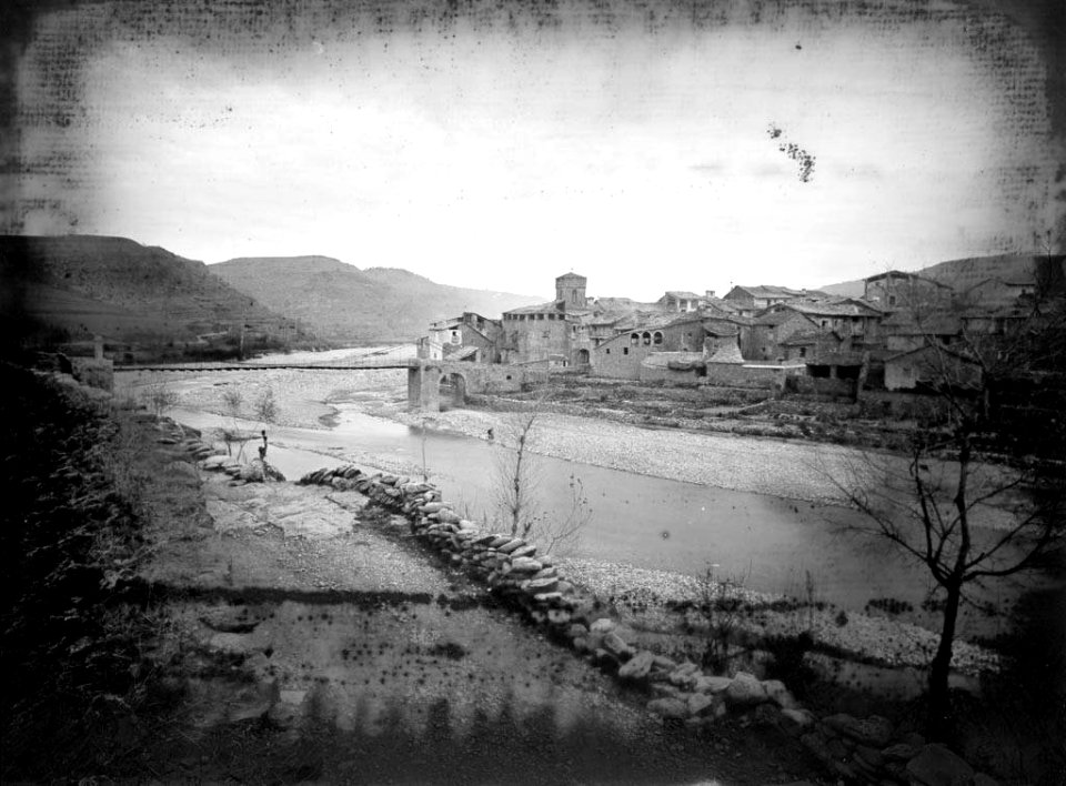 Pont de pedra, riu i poble Pont de Montañana