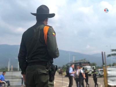 Policía colombiana ante la llegada de la ayuda humanitaria