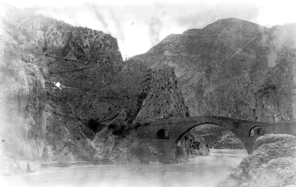Pont del diable sobre el riu Éssera en un congost