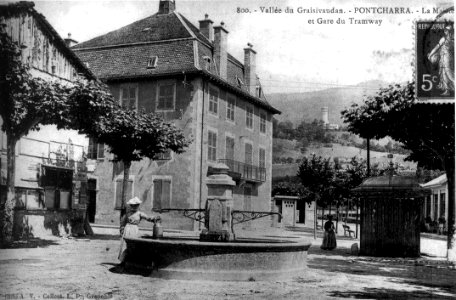 Pontcharra, la mairie et la gare du tramway en 1908, p167 de L'Isère les 533 communes - cliché A V, collect L P, Grenoble