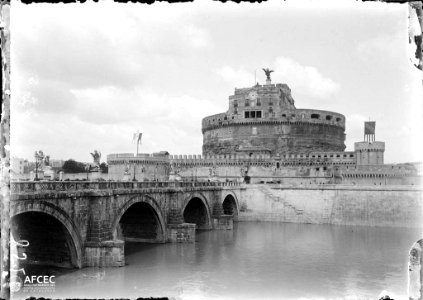 Pont fortificat sobre el riu Tíber i el castell de Sant'Angelo