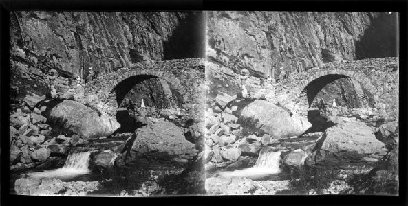 Pont sobre el Freser en el camí de Queralbs a Núria amb gent i ases